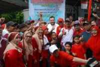 Wali Kota Padang Fadly Amran menghadiri kegiatan jalan santai se-Kelurahan Kubu Dalam Parak Karakah, Kecamatan Padang Timur.(poto: padangkita.com).