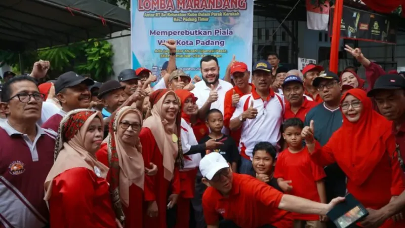 Wali Kota Padang Fadly Amran menghadiri kegiatan jalan santai se-Kelurahan Kubu Dalam Parak Karakah, Kecamatan Padang Timur.(poto: padangkita.com).