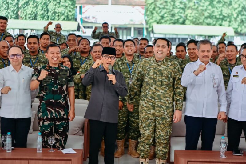 Mendes PDT Yandri Susanto mendorong 205 kepala desa asal Kabupaten Merangin, Jambi, untuk segera mengembangkan program desa tematik.(poto: redaksimedia.com).