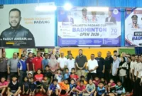 Wali Kota Padang Fadly Amran secara resmi membuka gelaran kejuaraan Wali Kota Padang Cup Badminton Open 2026 pada Selasa (25/8/2026).(poto: padangkita.com).