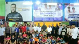 Wali Kota Padang Fadly Amran secara resmi membuka gelaran kejuaraan Wali Kota Padang Cup Badminton Open 2026 pada Selasa (25/8/2026).(poto: padangkita.com).