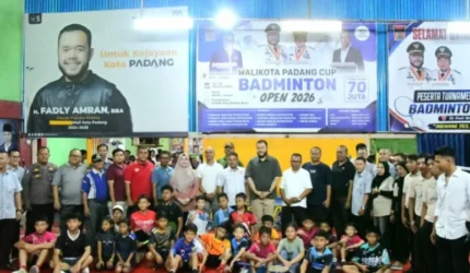 Wali Kota Padang Fadly Amran resmi membuka Wali Kota Padang Cup Badminton Open 2026. Ajang ini diikuti 300 atlet muda dari berbagai daerah.