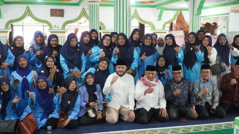 Wali Kota Padang Fadly Amran menghadiri peringatan Maulid Nabi Muhammad SAW yang digelar Pimpinan Anak Cabang (PAC) Persatuan Tarbiyah Islamiyah (Perti) Kecamatan Padang Selatan, di Masjid Raya Teluk Bayur.(poto: padangkita.com).