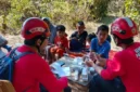 Tim TRC Semen Padang tengah melakukan pemeriksaan kesehatan kepada korban gempa NTT.(poto: padangkita.com).