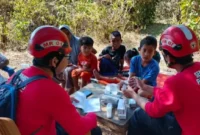Tim TRC Semen Padang tengah melakukan pemeriksaan kesehatan kepada korban gempa NTT.(poto: padangkita.com).