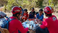Tim TRC Semen Padang tengah melakukan pemeriksaan kesehatan kepada korban gempa NTT.(poto: padangkita.com).