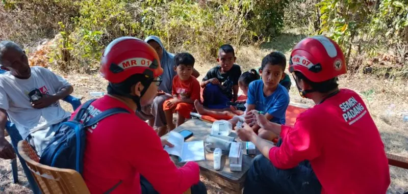 Tim TRC Semen Padang tengah melakukan pemeriksaan kesehatan kepada korban gempa NTT.(poto: padangkita.com).