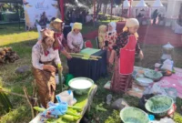 Sejumlah kaum ibu tengah menyiapkan lamang dalam ajang Padang Gastronomi Fest 2026 di Kompleks Perumnas Belimbing, Kuranji.(poto: padangkita.com).