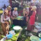 Sejumlah kaum ibu tengah menyiapkan lamang dalam ajang Padang Gastronomi Fest 2026 di Kompleks Perumnas Belimbing, Kuranji.(poto: padangkita.com).