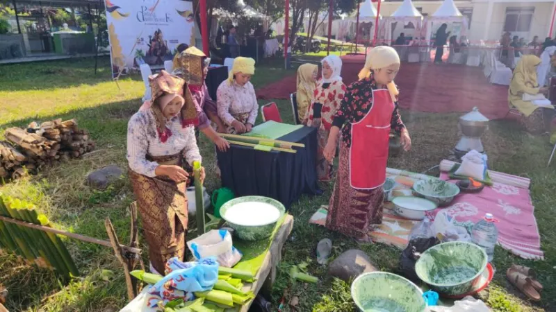 Sejumlah kaum ibu tengah menyiapkan lamang dalam ajang Padang Gastronomi Fest 2026 di Kompleks Perumnas Belimbing, Kuranji.(poto: padangkita.com).