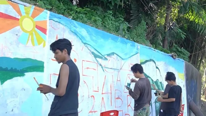 Warga Mata Air Padang sulap trotoar jadi kanvas lewat lomba mural. Ajang kreatif ini angkat pesona pariwisata lokal sekaligus memeriahkan HUT ke-81 RI.(poto: padangkita.com).