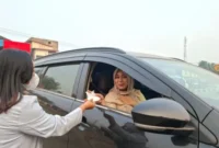 BRI BO Dharmasraya turun ke jalan bagikan masker gratis. Langkah nyata bantu warga terlindungi dari gangguan pernapasan.(poto: padangkita.com).