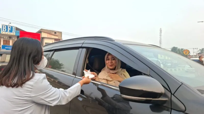 BRI BO Dharmasraya turun ke jalan bagikan masker gratis. Langkah nyata bantu warga terlindungi dari gangguan pernapasan.(poto: padangkita.com).