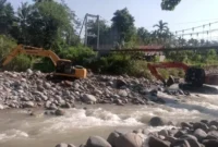 Tiga alat berat diterjunkan atasi pendangkalan sungai dan irigasi jebol di Lubuk Kilangan Padang.(poto: padangkita.com).