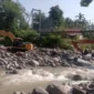 Tiga alat berat diterjunkan atasi pendangkalan sungai dan irigasi jebol di Lubuk Kilangan Padang.(poto: padangkita.com).