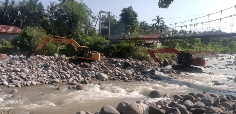 Tiga alat berat diterjunkan atasi pendangkalan sungai dan irigasi jebol di Lubuk Kilangan Padang.(poto: padangkita.com).
