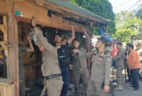 Satpol PP dan Tim Gabungan Pemko Padang tertibkan PKL di kawasan Jati secara persuasif guna mengembalikan fungsi fasilitas umum dan hak pejalan kaki.(poto: padangkita.com).