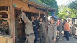 Satpol PP dan Tim Gabungan Pemko Padang tertibkan PKL di kawasan Jati secara persuasif guna mengembalikan fungsi fasilitas umum dan hak pejalan kaki.(poto: padangkita.com).
