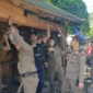 Satpol PP dan Tim Gabungan Pemko Padang tertibkan PKL di kawasan Jati secara persuasif guna mengembalikan fungsi fasilitas umum dan hak pejalan kaki.(poto: padangkita.com).