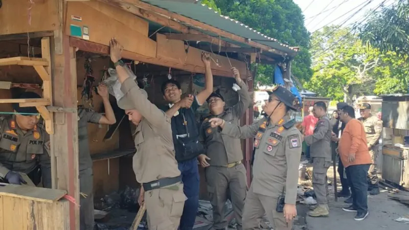 Satpol PP dan Tim Gabungan Pemko Padang tertibkan PKL di kawasan Jati secara persuasif guna mengembalikan fungsi fasilitas umum dan hak pejalan kaki.(poto: padangkita.com).