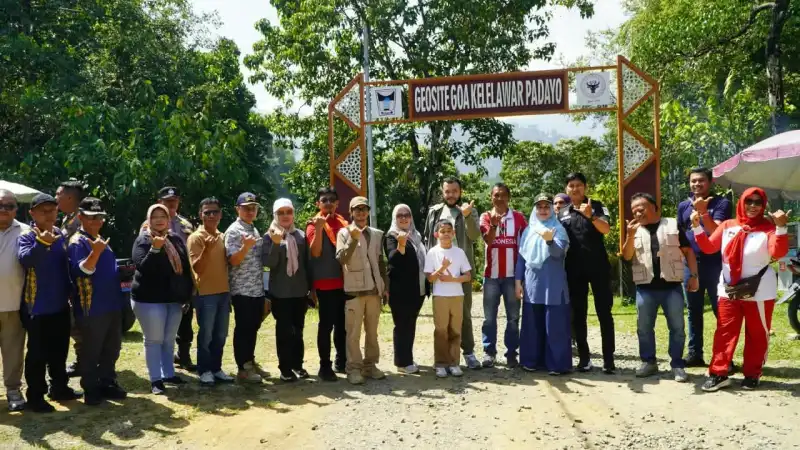 Wali Kota Padang Fadly Amran meninjau Goa Kelelawar Padayo yang berada di kawasan Kompleks PT Semen Padang, Kelurahan Indarung, Kecamatan Lubuk Kilangan.(poto: padangkita.com).