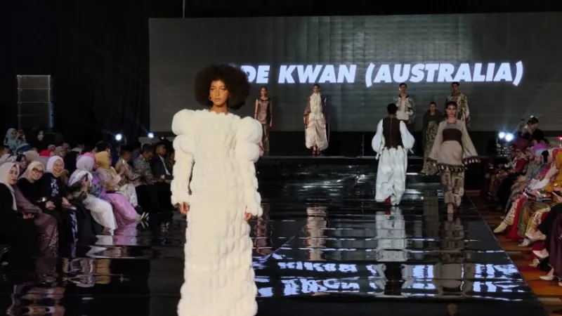 Industri mode Tanah Air kembali menyaksikan kejayaan warisan budaya lokal di panggung megah Padang Fashion Summit 2026.(poto: padangkita.com).