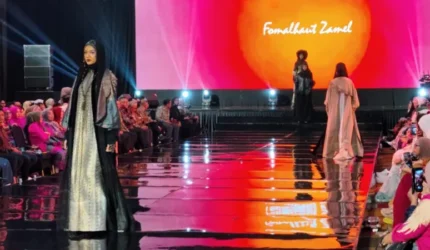 Fomalhaut Zamel memukau panggung Padang Fashion Summit 2026 lewat perpaduan gaya Bedouin dan wastra Minang. Kegiatan ini catat perputaran Rp46 miliar.