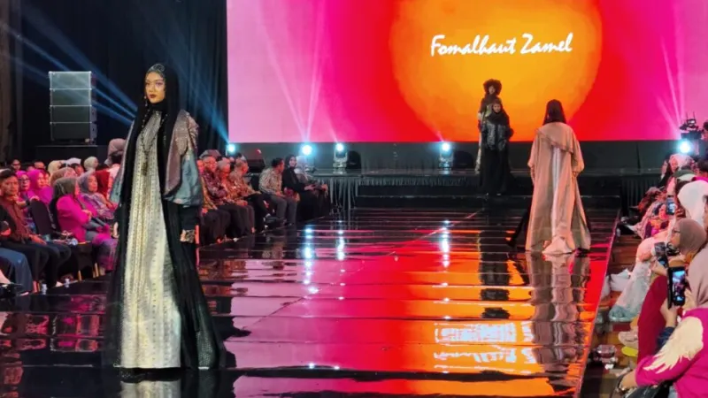 karya desainer kebanggaan Kota Padang, Fomalhaut Zamel, tampil memukau sebagai koleksi penutup pamungkas Padang Fashion Summit 2026.(poto: padangkita.com).
