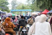 Wisatawan memadati kawasan objek wisata Pantai Gandoriah, Kota Pariaman, Sumbar dalam pelaksanaan Piaman Barayo 2026.(poto: radarsumbar.com).