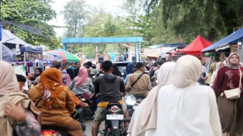 Wisatawan memadati kawasan objek wisata Pantai Gandoriah, Kota Pariaman, Sumbar dalam pelaksanaan Piaman Barayo 2026.(poto: radarsumbar.com).