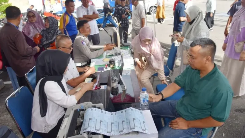 BPKPD Kota Pariaman bersama Satlantas Polres Pariaman resmi memfasilitasi warga melalui kehadiran layanan Samsat Jumat Pagi di Balaikota.(poto: radarsumbar.com).