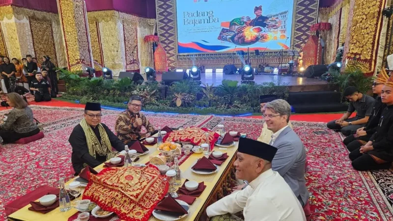 Staf Ahli Gubernur Bidang Hukum, Politik dan Pemerintahan Jasman Datuak Bandaro Bendang saat menghadiri Padang Bajamba.(poto: radarsumbar.com)