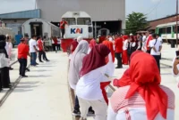 PT Kereta Api Indonesia (Persero) Divisi Regional II Sumatera Barat menggelar perlombaan tarik lokomotif KAI untuk menyemarakkan HUT ke-81 Kemerdekaan Republik Indonesia.(poto: radarsumbar.com).