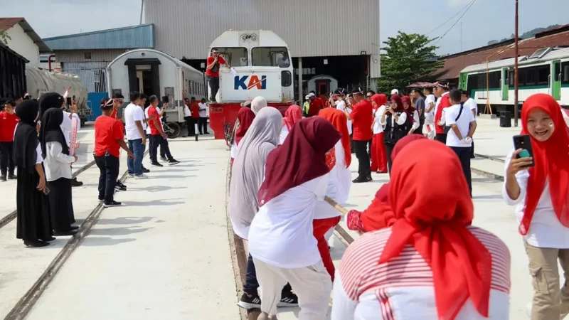 PT Kereta Api Indonesia (Persero) Divisi Regional II Sumatera Barat menggelar perlombaan tarik lokomotif KAI untuk menyemarakkan HUT ke-81 Kemerdekaan Republik Indonesia.(poto: radarsumbar.com).