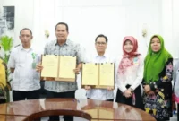 Wali Kota Pariaman, Yota Balad dan Direktur Utama RSUP M Djamil, Dovy Djanas menunjukkan nota kesepakatan (MoU) yang telah ditandatangani.(poto: padangkita.com).