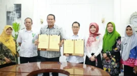 Wali Kota Pariaman, Yota Balad dan Direktur Utama RSUP M Djamil, Dovy Djanas menunjukkan nota kesepakatan (MoU) yang telah ditandatangani.(poto: padangkita.com).