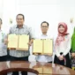 Wali Kota Pariaman, Yota Balad dan Direktur Utama RSUP M Djamil, Dovy Djanas menunjukkan nota kesepakatan (MoU) yang telah ditandatangani.(poto: padangkita.com).