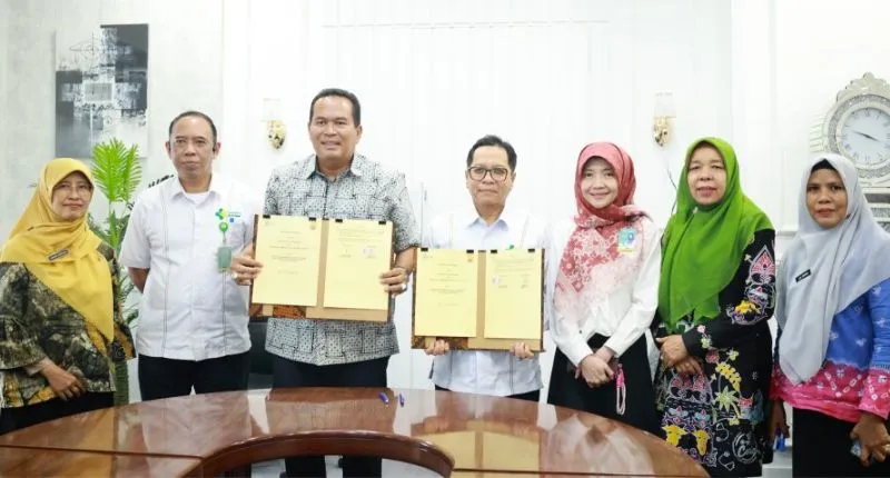 Wali Kota Pariaman, Yota Balad dan Direktur Utama RSUP M Djamil, Dovy Djanas menunjukkan nota kesepakatan (MoU) yang telah ditandatangani.(poto: padangkita.com).
