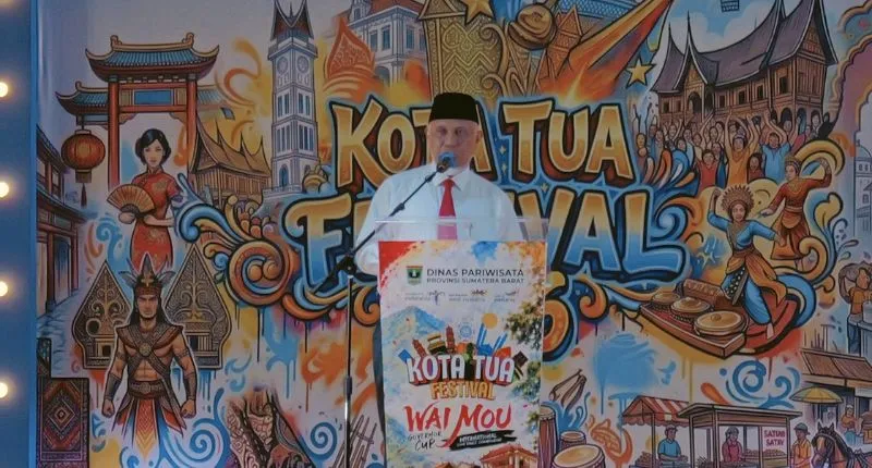 Gubernur Sumbar Mahyeldi Ansharullah membuka Kota Tua Festival 2026 di kawasan Pondok, Kota Tua Padang, Sabtu (15/8/2026).(poto: padangkita.com).