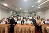Ketua Dewan Kehormatan Provinsi (DKP) Zul Effendi secara resmi menutup kegiatan OKK PWI Sumbar 2026 di Padang.(poto: radarsumbar.com).
