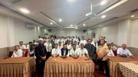 Ketua Dewan Kehormatan Provinsi (DKP) Zul Effendi secara resmi menutup kegiatan OKK PWI Sumbar 2026 di Padang.(poto: radarsumbar.com).