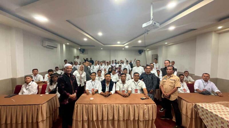 Ketua Dewan Kehormatan Provinsi (DKP) Zul Effendi secara resmi menutup kegiatan OKK PWI Sumbar 2026 di Padang.(poto: radarsumbar.com).