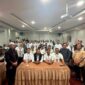 Ketua Dewan Kehormatan Provinsi (DKP) Zul Effendi secara resmi menutup kegiatan OKK PWI Sumbar 2026 di Padang.(poto: radarsumbar.com).