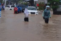 Kondisi banjir di depan RSUD Rasyidin Padang.(poto: radarsumbar.com).