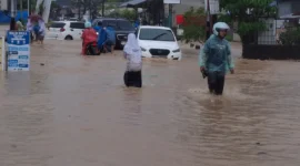 Kondisi banjir di depan RSUD Rasyidin Padang.(poto: radarsumbar.com).