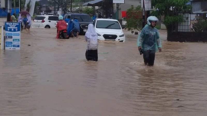 Kondisi banjir di depan RSUD Rasyidin Padang.(poto: radarsumbar.com).