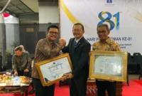 Asisten Pemerintahan dan Kesra Setda Kota Padang, Tarmizi Ismail, menerima langsung trofi tersebut di Kantor Kanwil Hukum Sumbar pada Rabu (19/8/2026).(poto: radarsumbar.com).
