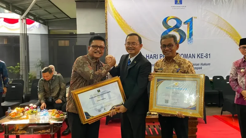 Asisten Pemerintahan dan Kesra Setda Kota Padang, Tarmizi Ismail, menerima langsung trofi tersebut di Kantor Kanwil Hukum Sumbar pada Rabu (19/8/2026).(poto: radarsumbar.com).