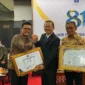 Asisten Pemerintahan dan Kesra Setda Kota Padang, Tarmizi Ismail, menerima langsung trofi tersebut di Kantor Kanwil Hukum Sumbar pada Rabu (19/8/2026).(poto: radarsumbar.com).