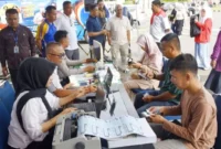 ASN dan masyarakat Kota Pariaman memanfaatkan layanan program SAJUMPA untuk membayar pajak kendaraan di halaman Balai Kota Pariaman.(poto: padangkita.com).